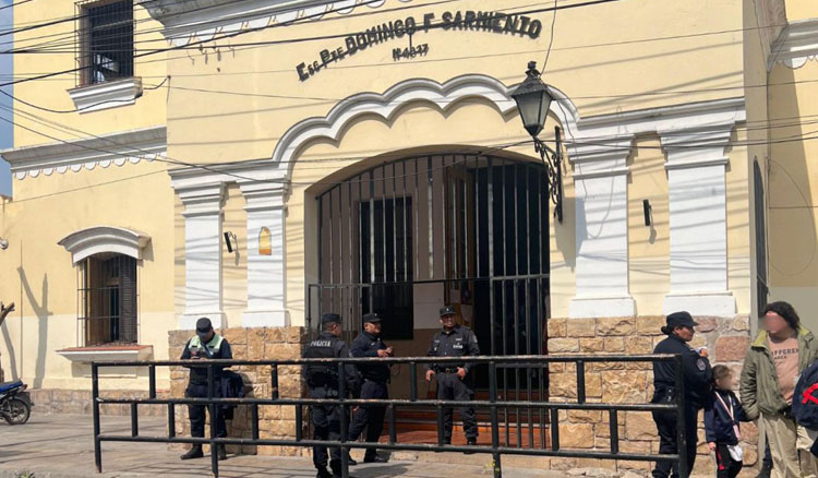 Fotografía: Por desinfección se suspenden las clases en la escuela Sarmiento