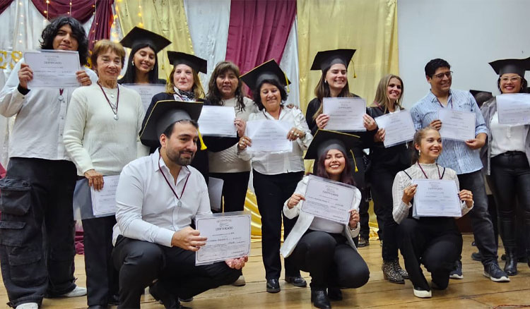 Fotografía Educación entregó certificados a estudiantes de inglés, portugués, francés y chino