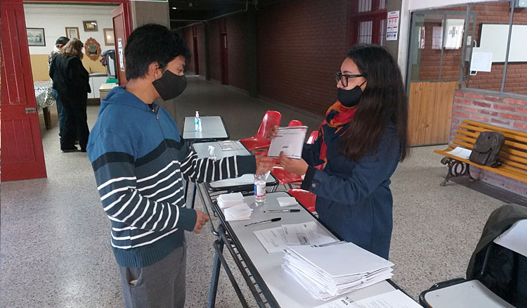 Educación entregó becas para apoyar la terminalidad educativa del secundario